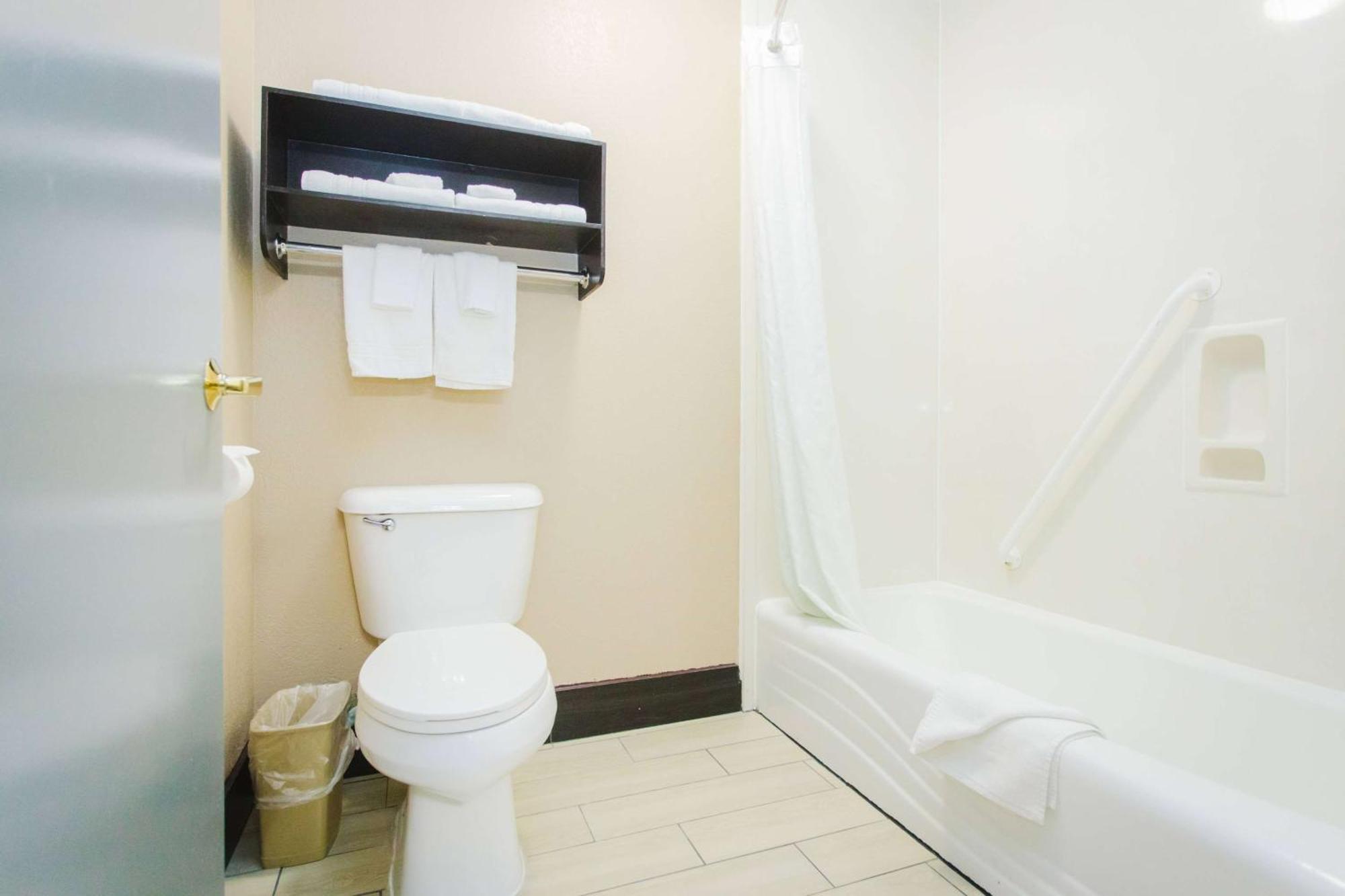 Days Inn By Wyndham Rosenberg Ngoại thất bức ảnh