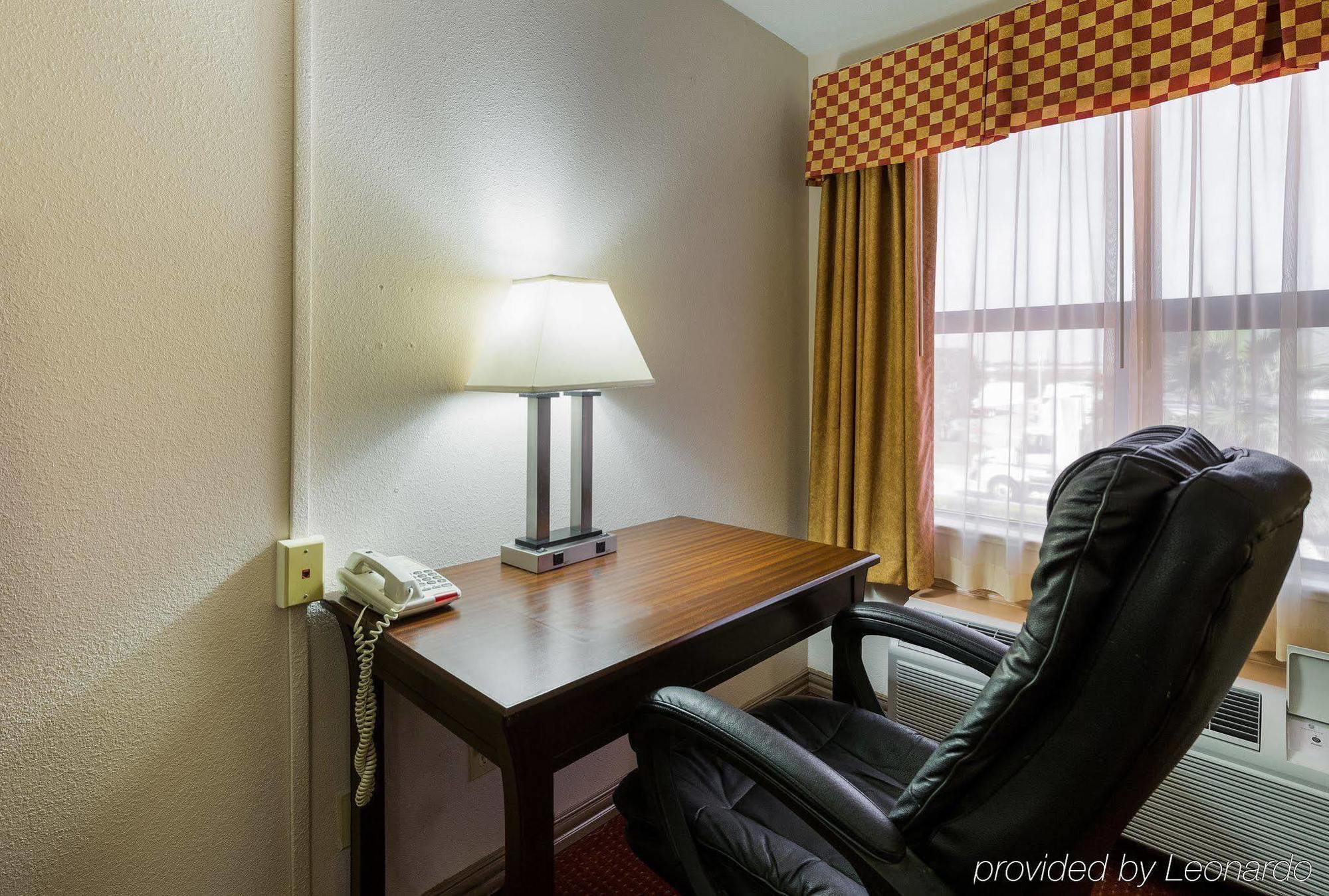 Days Inn By Wyndham Rosenberg Ngoại thất bức ảnh